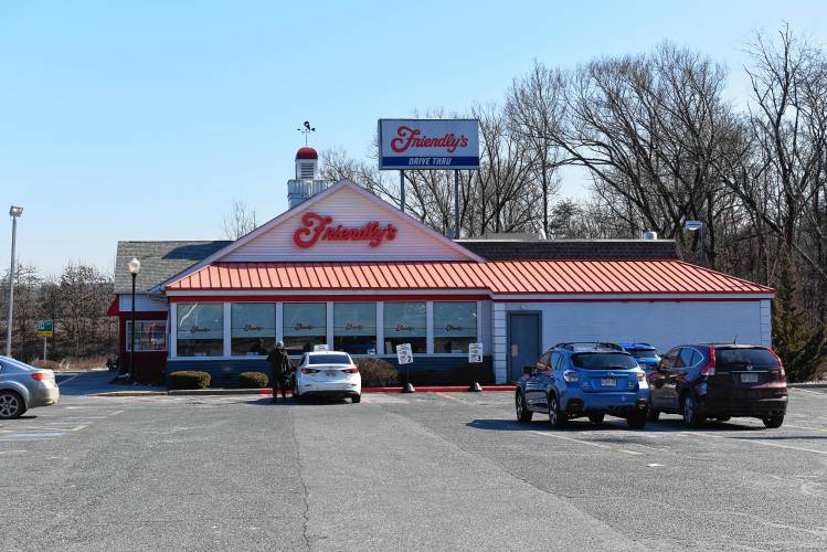 The Greenfield Planning Board unanimously gave its approval Thursday to the site plan for a Starbucks coffeehouse equipped with a 14-vehicle drive-thru at 200 Mohawk Trail, replacing the Friendly’s restaurant currently located at the site.