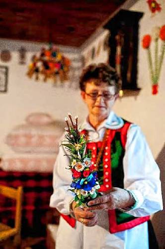 The main highlight of the Eastern European Heritage Festival in Deerfield on Saturday, Oct. 14, will be an appearance by renowned Polish craftsperson Wieslawa Bogdanska, who will host a class on creating Kurpie Kwiaty, or paper flowers.