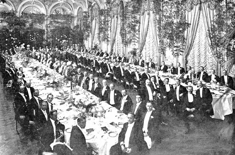 A banquet held in one of the many ornate banquet halls at the Waldorf-Astoria Hotel in 1909.